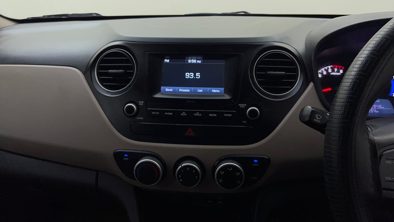 Used 2018 Hyundai Grand i10 Magna AT 1.2 Kappa VTVT Petrol Automatic top_features Integrated (in-dash) music system