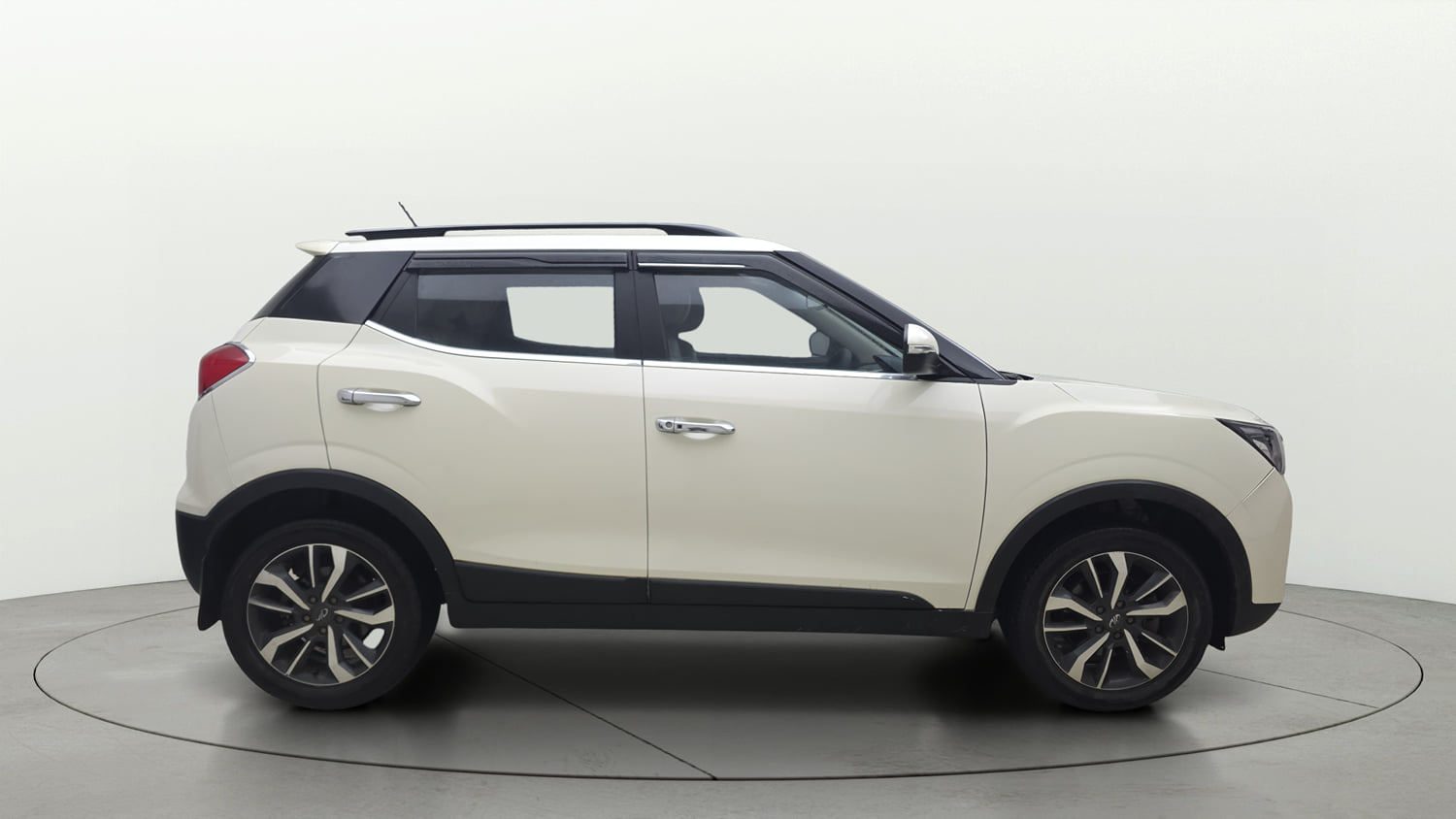 Used 2020 Mahindra XUV 300 W8 (O) 1.5 Diesel Diesel Manual exterior RIGHT SIDE VIEW