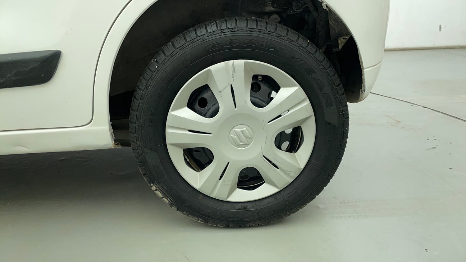 Used 2015 Maruti Suzuki Wagon R VXI Petrol Manual tyres LEFT REAR TYRE RIM VIEW