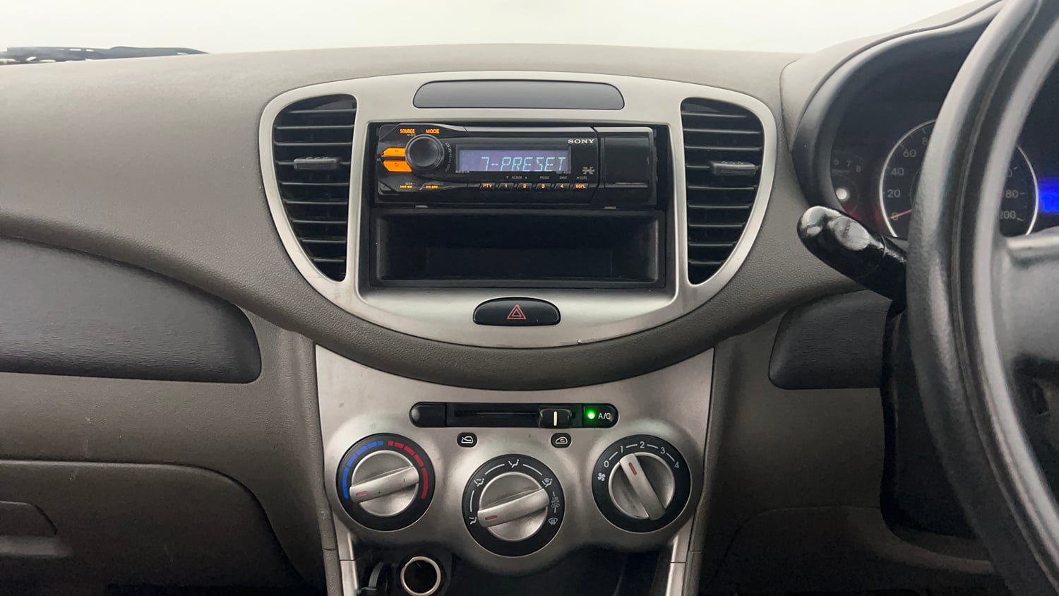 Used 2014 Hyundai i10 Magna 1.1 iRDE2 Petrol Manual interior MUSIC SYSTEM & AC CONTROL VIEW