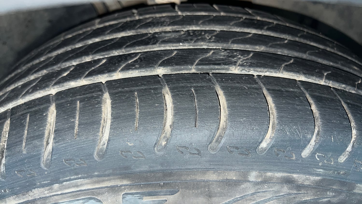 Used 2023 Volkswagen Taigun Highline 1.0 TSI MT Petrol Manual tyres RIGHT FRONT TYRE TREAD VIEW