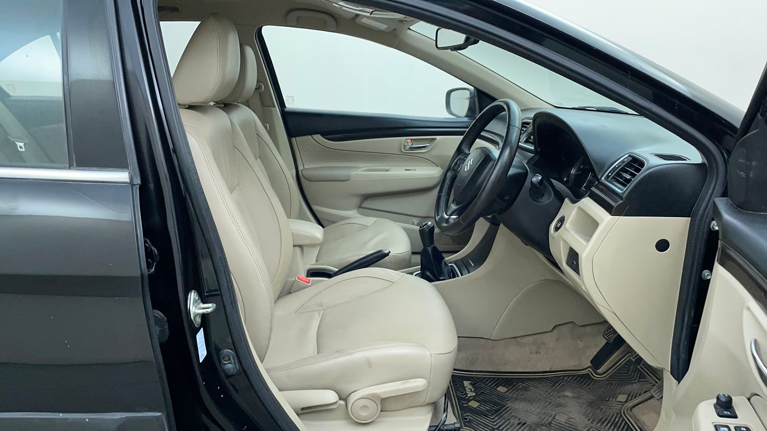 Used 2016 Maruti Suzuki Ciaz ZXi Petrol Manual interior RIGHT SIDE FRONT DOOR CABIN VIEW