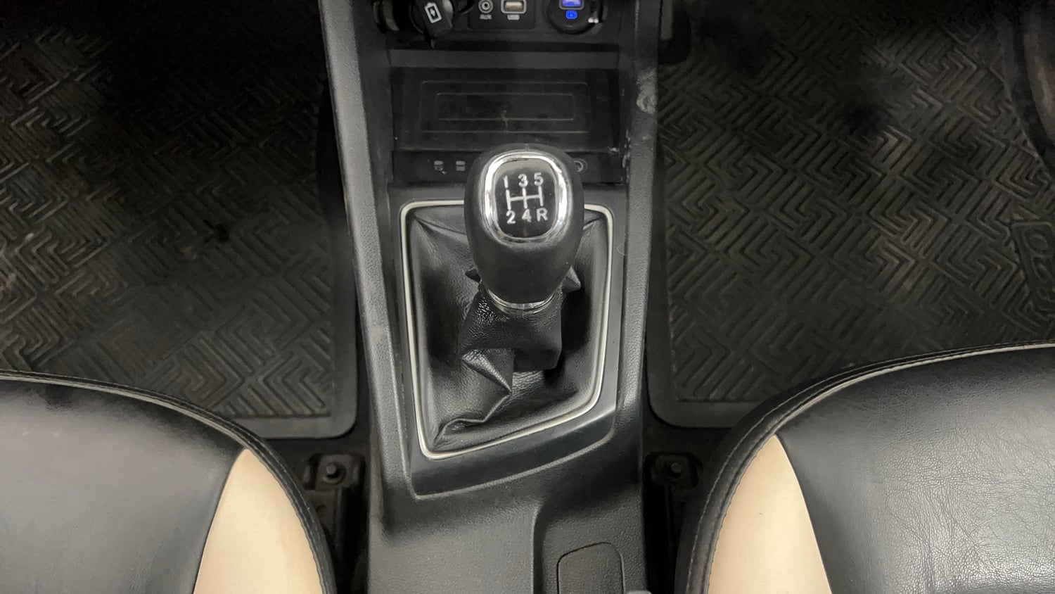 Used 2019 Hyundai Elite i20 Asta 1.2 (O) Petrol Manual interior GEAR  KNOB VIEW