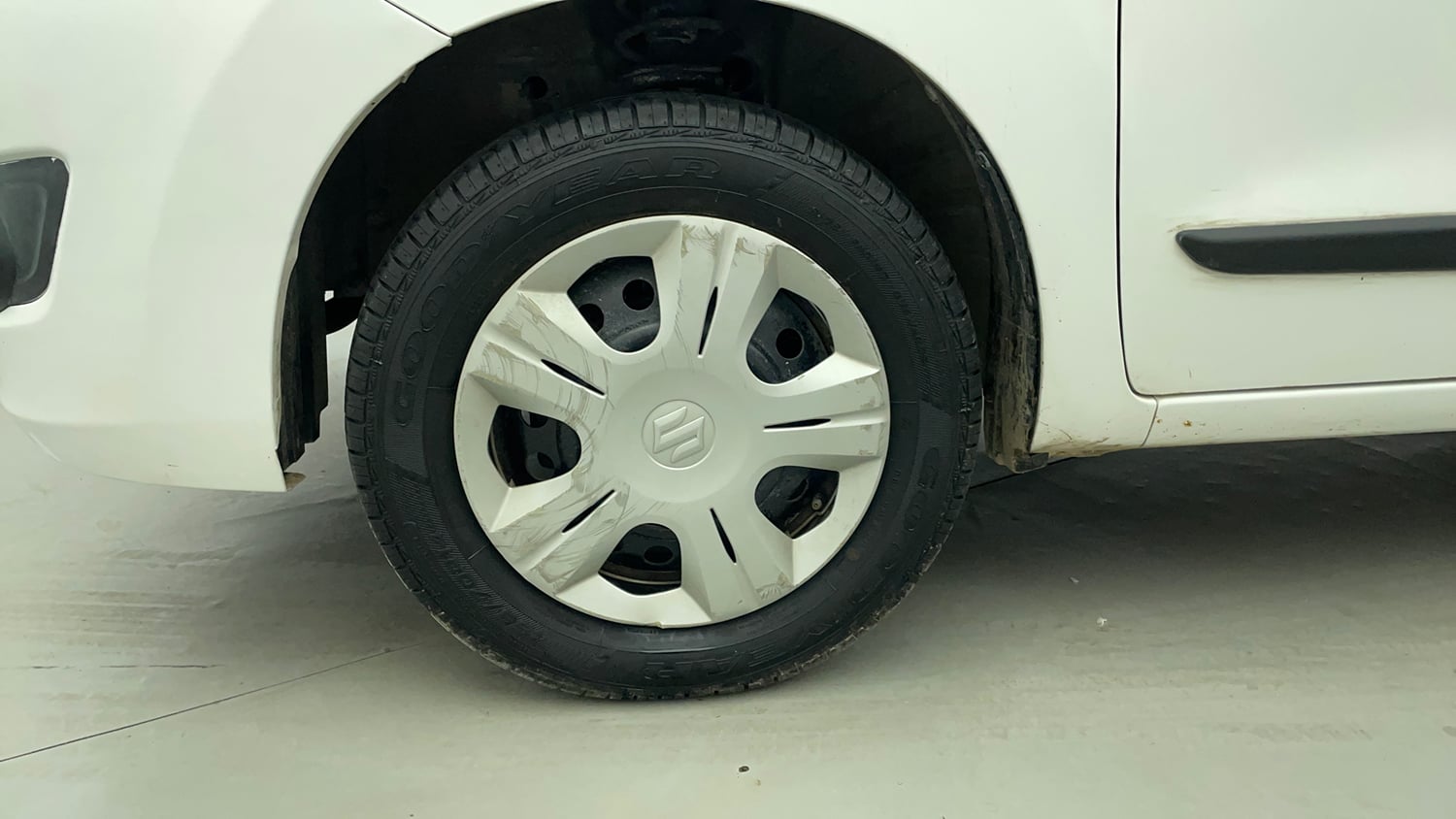 Used 2015 Maruti Suzuki Wagon R VXI Petrol Manual tyres LEFT FRONT TYRE RIM VIEW