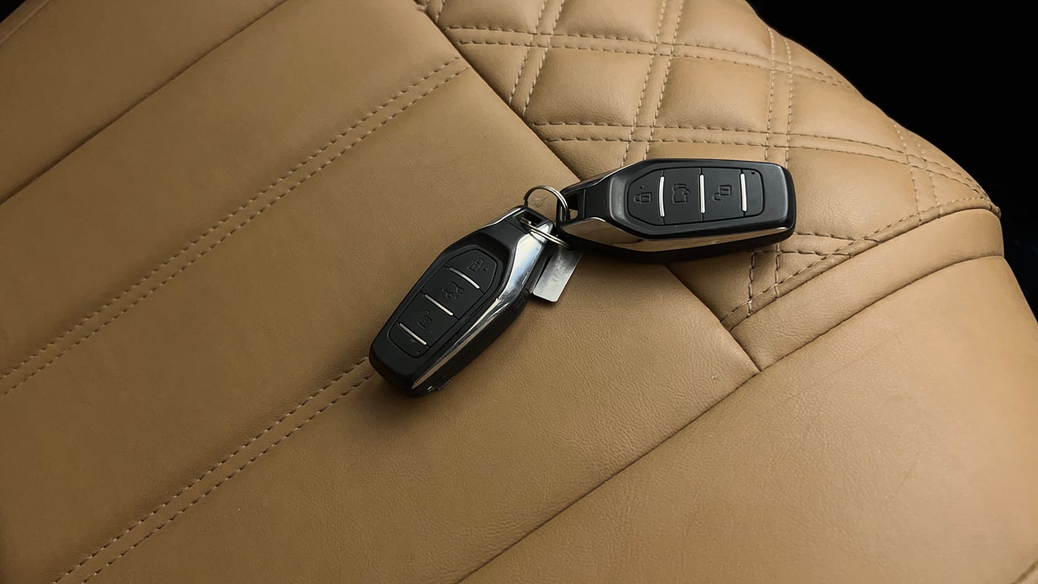 Used 2019 Mahindra XUV500 W7 Diesel Manual extra CAR KEY VIEW