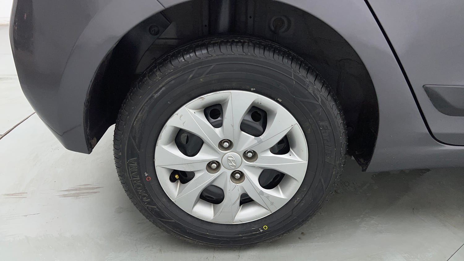 Used 2020 Hyundai Elite i20 Magna Plus 1.2 Petrol Manual tyres RIGHT REAR TYRE RIM VIEW