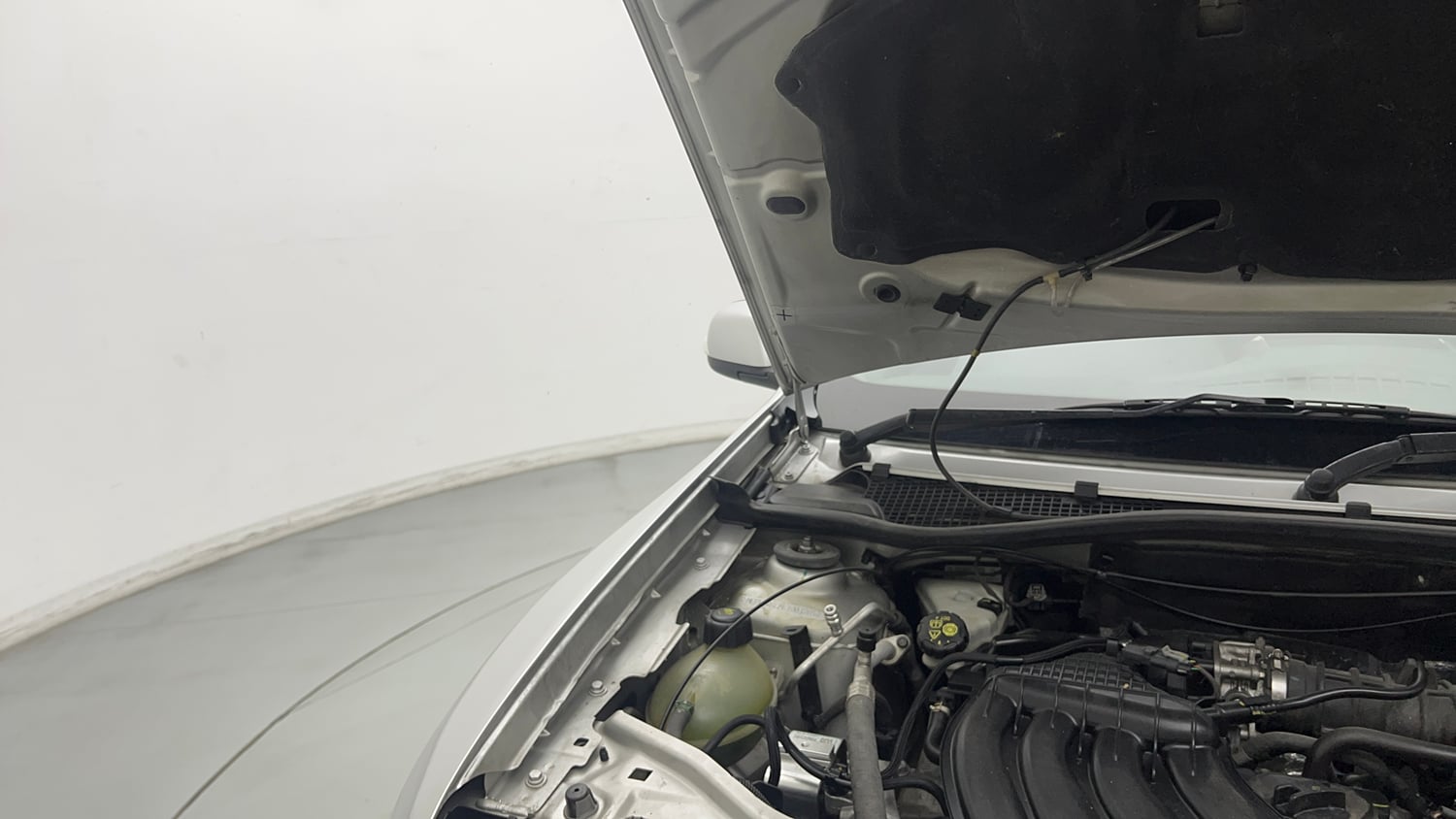 Used 2019 Renault Duster RXS CVT Petrol Automatic engine ENGINE RIGHT SIDE HINGE & APRON VIEW