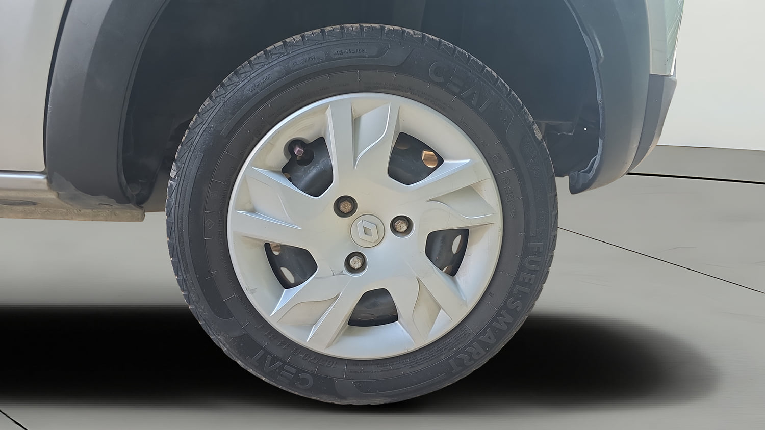 Used 2022 Renault Kwid RXL (O) 0.8 Petrol Manual tyres LEFT FRONT TYRE RIM VIEW