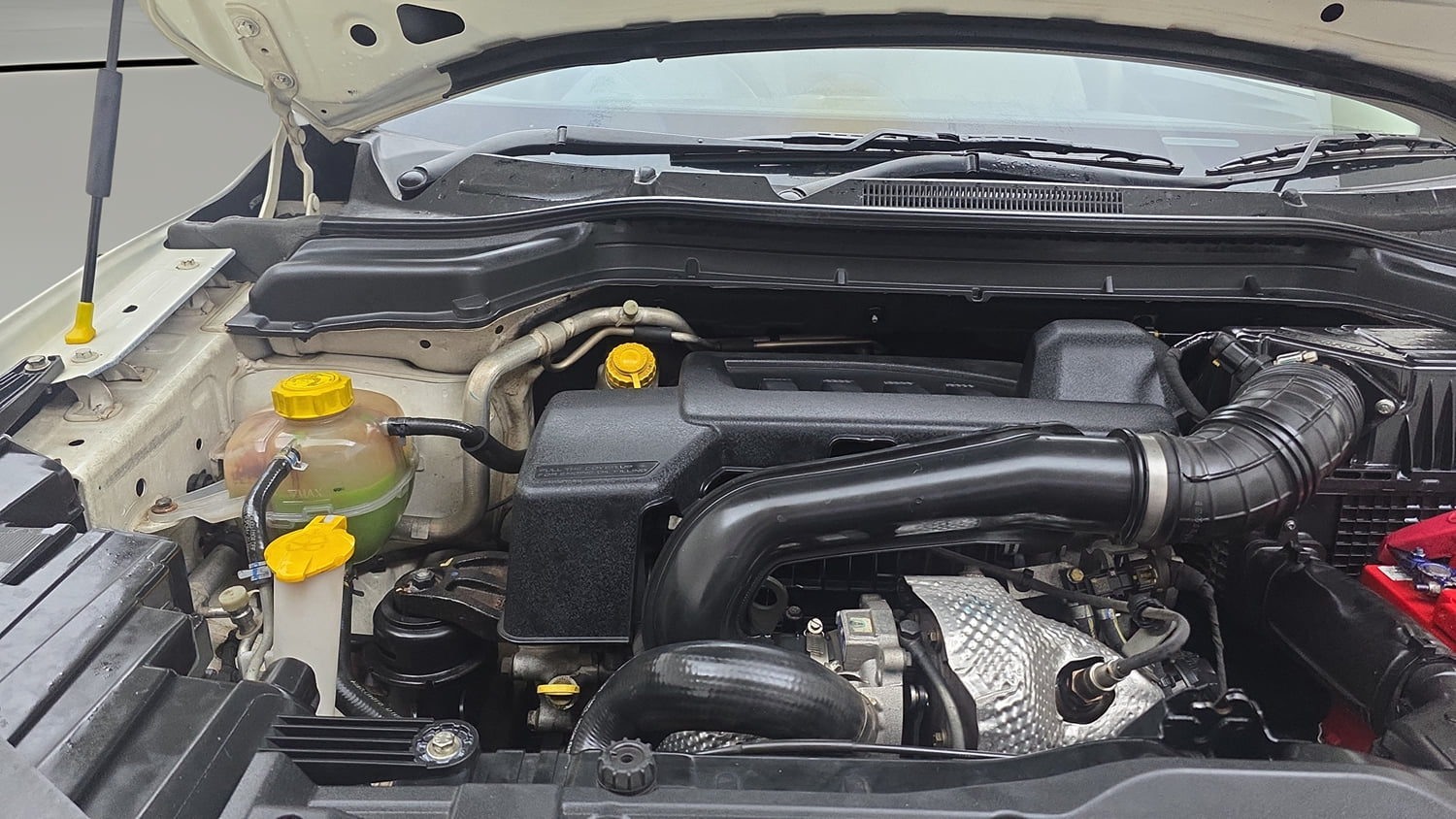 Used 2020 Mahindra XUV 300 W8 (O) 1.5 Diesel Diesel Manual engine ENGINE RIGHT SIDE HINGE & APRON VIEW