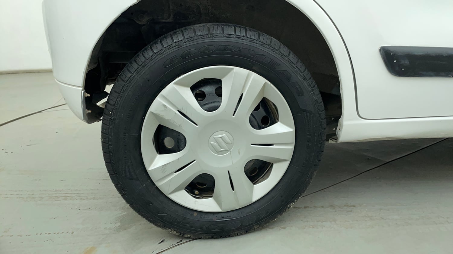 Used 2015 Maruti Suzuki Wagon R VXI Petrol Manual tyres RIGHT REAR TYRE RIM VIEW