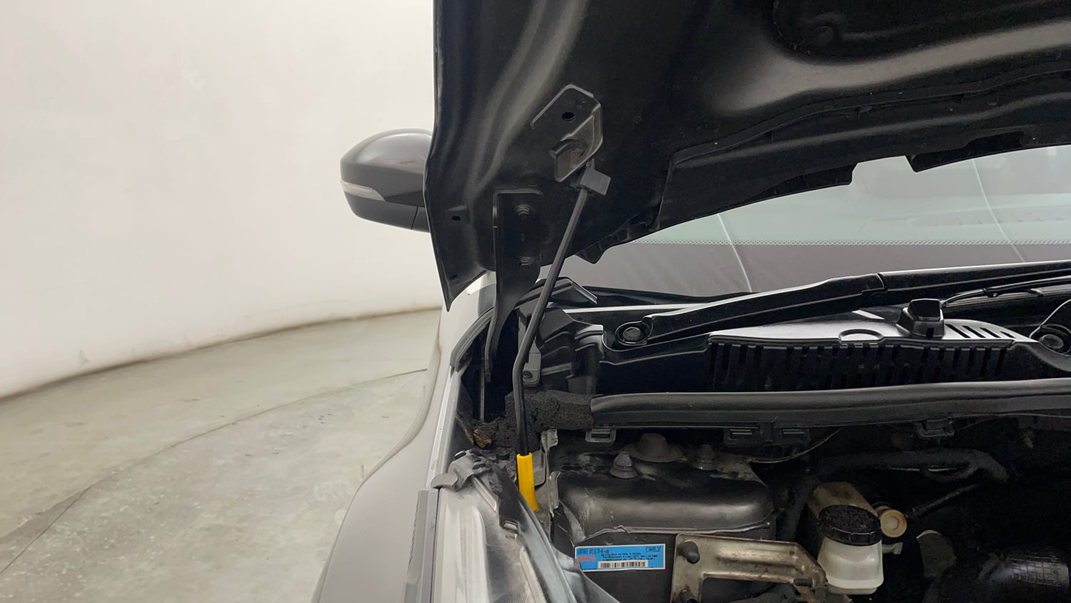 Used 2022 Tata Nexon XZA Plus (O) Petrol Automatic engine ENGINE RIGHT SIDE HINGE & APRON VIEW