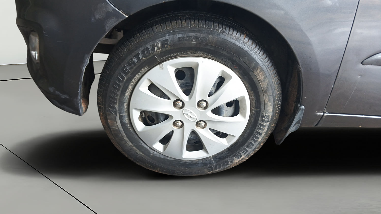 Used 2012 Hyundai i10 Sportz 1.2 Kappa2 Petrol Manual tyres LEFT FRONT TYRE RIM VIEW