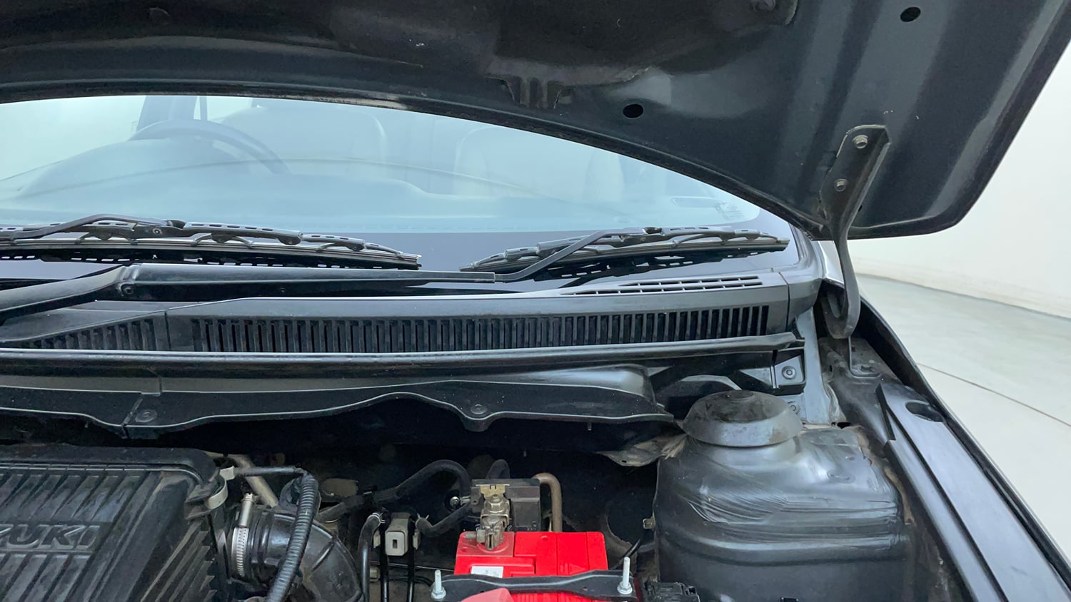 Used 2016 Maruti Suzuki Ciaz ZXi Petrol Manual engine ENGINE LEFT SIDE HINGE & APRON VIEW