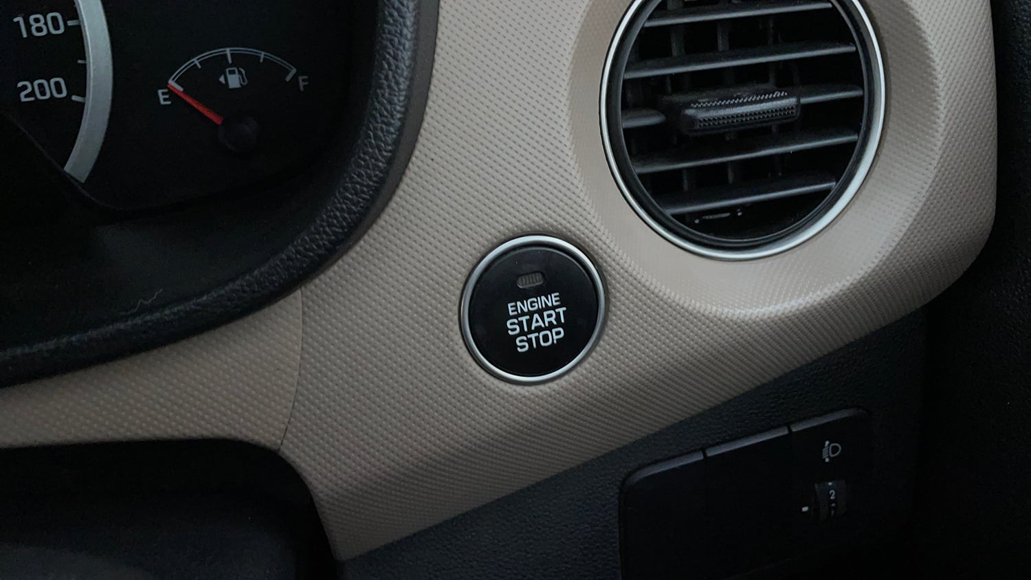 Used 2016 Hyundai Grand i10 Asta AT 1.2 Kappa VTVT Petrol Automatic top_features Keyless start
