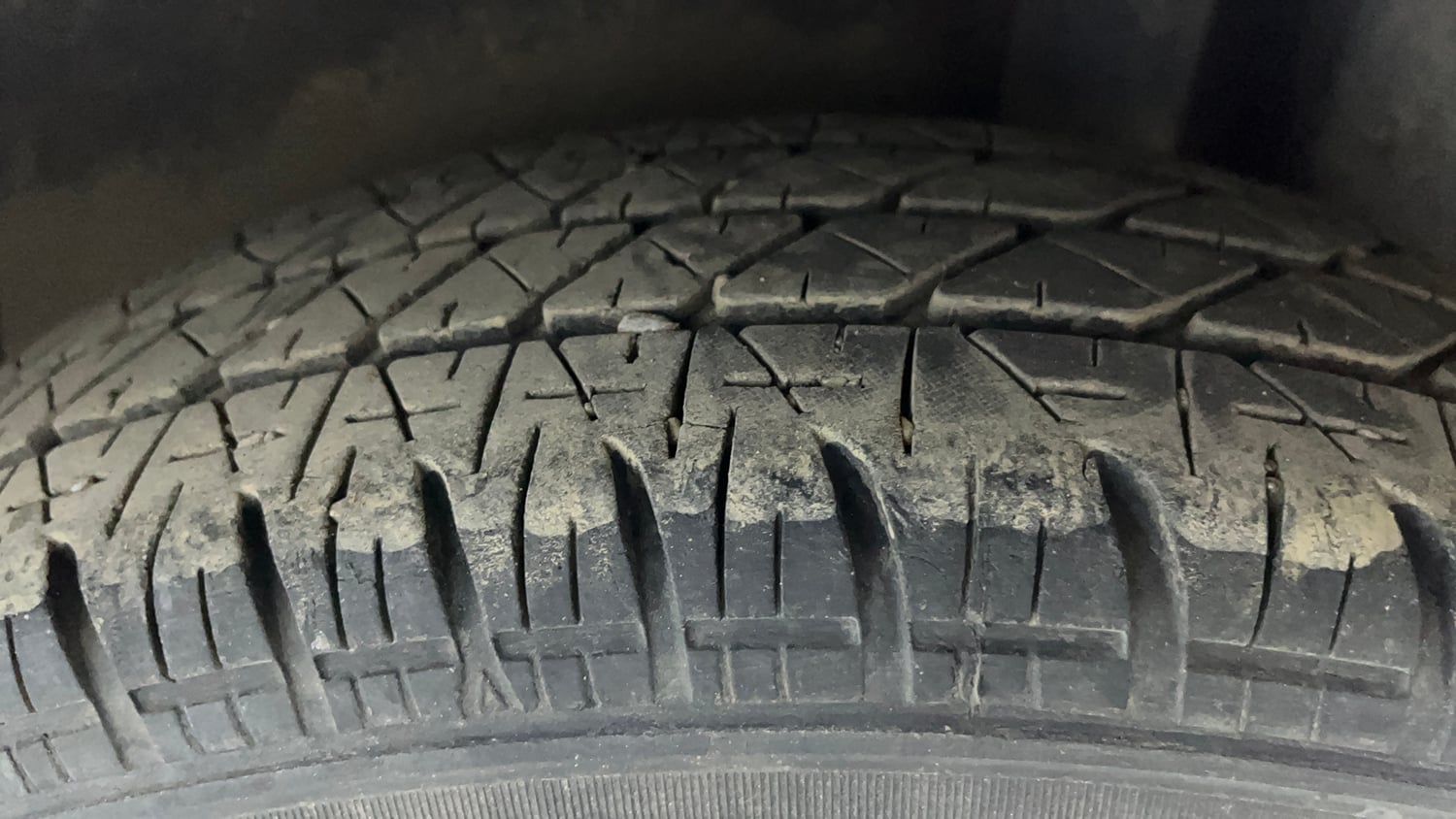 Used 2013 Maruti Suzuki Ritz Vxi BS-IV Petrol Manual tyres LEFT REAR TYRE TREAD VIEW
