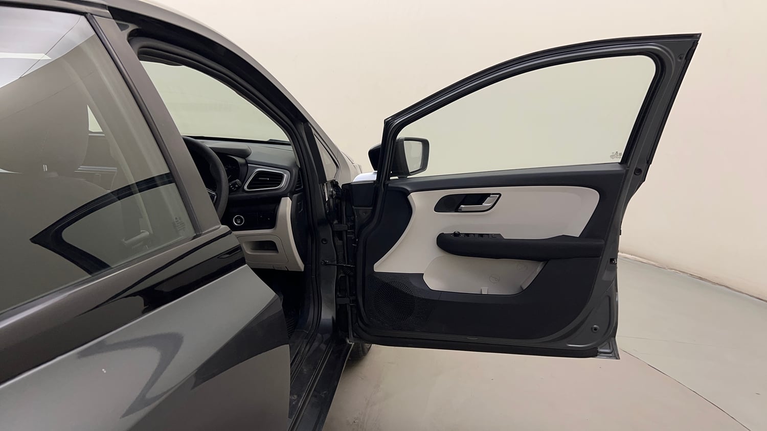 Used 2021 Tata Altroz XZ Petrol Petrol Manual interior RIGHT FRONT DOOR OPEN VIEW