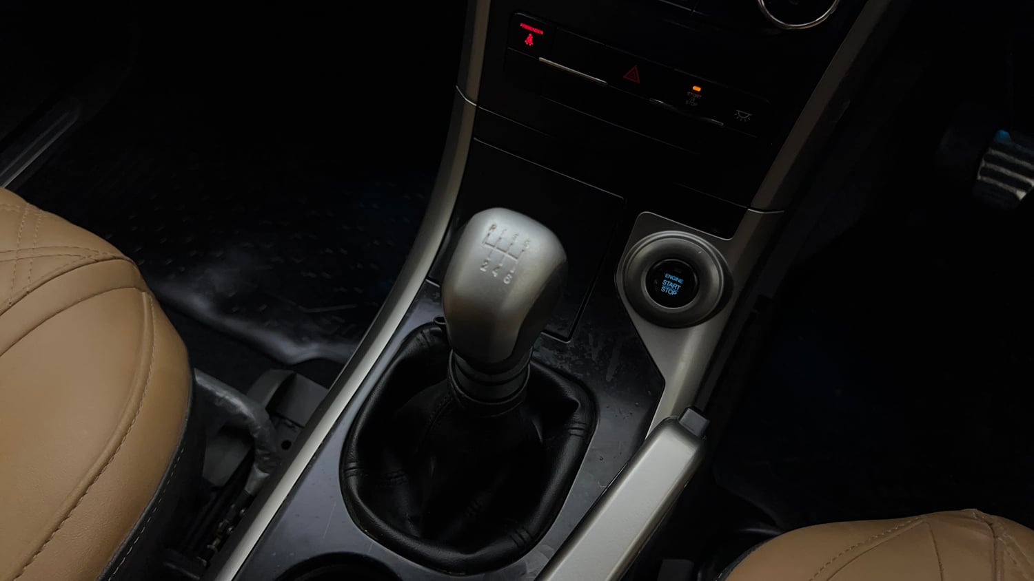 Used 2019 Mahindra XUV500 W7 Diesel Manual interior GEAR  KNOB VIEW