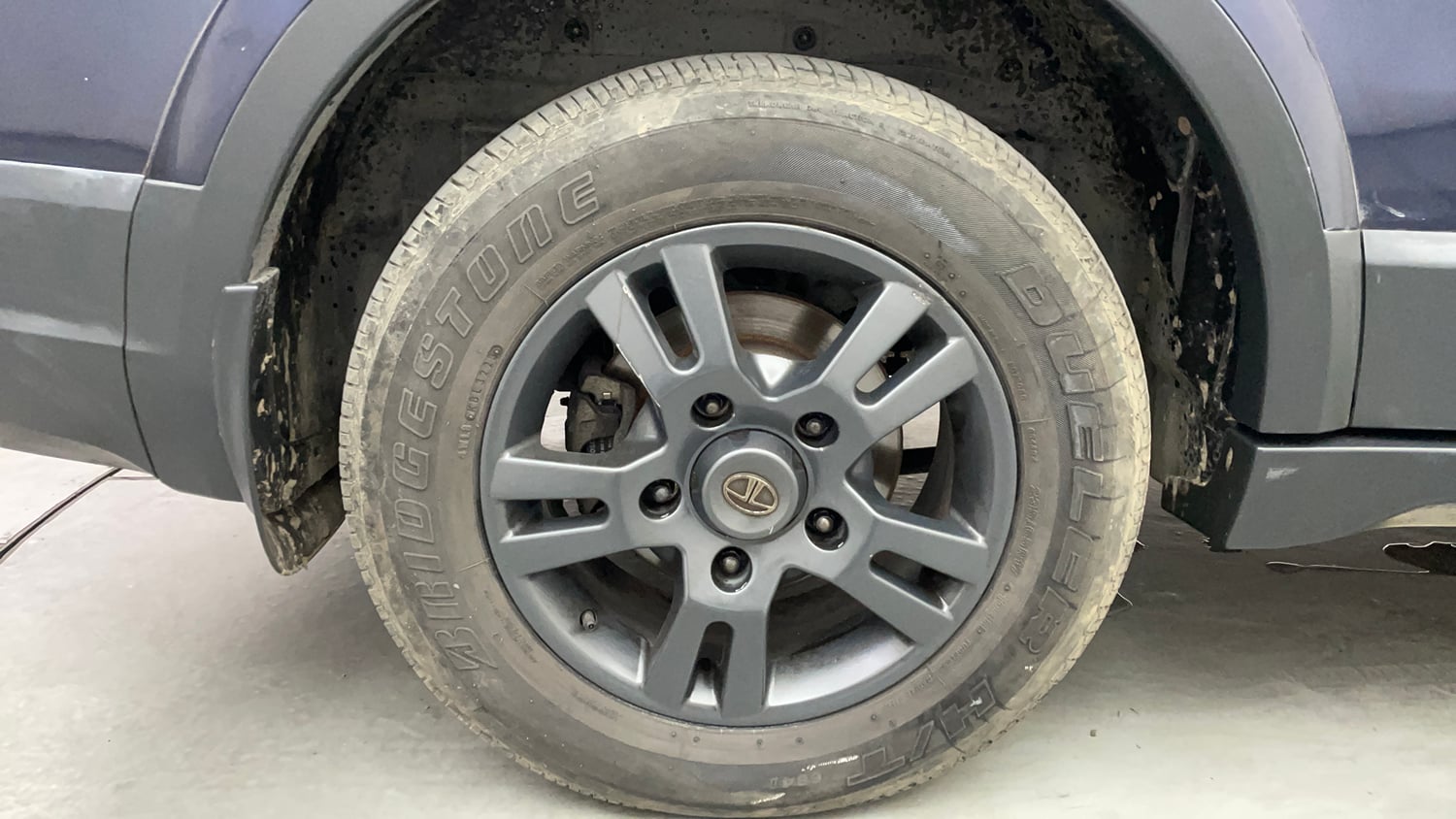 Used 2019 Tata Hexa XTA 4x2 6 STR Diesel Automatic tyres RIGHT REAR TYRE RIM VIEW