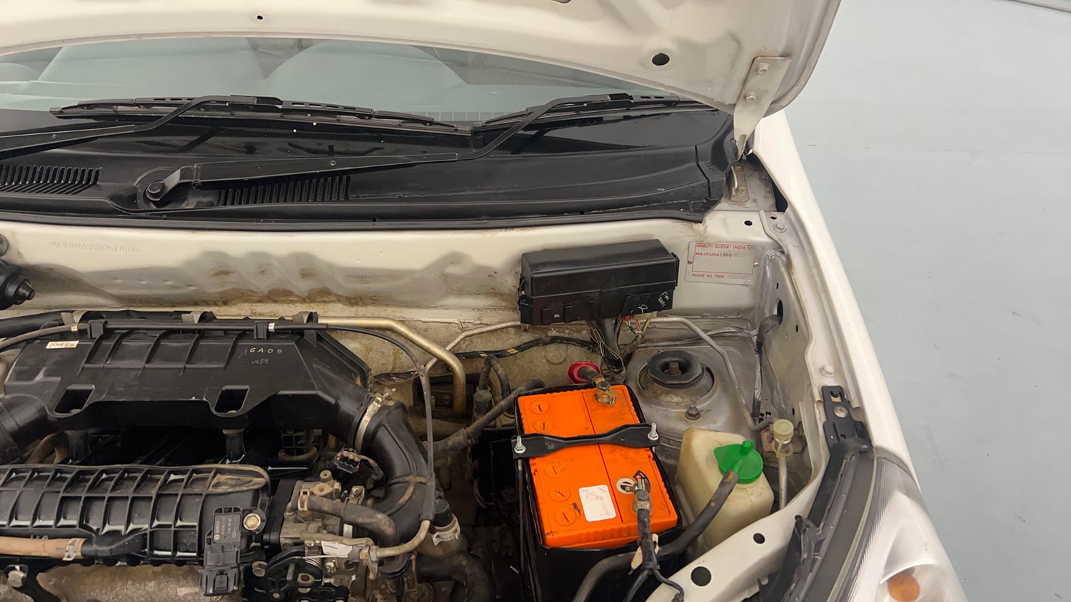 Used 2016 Maruti Suzuki Alto 800 Lxi Petrol Manual engine ENGINE LEFT SIDE HINGE & APRON VIEW