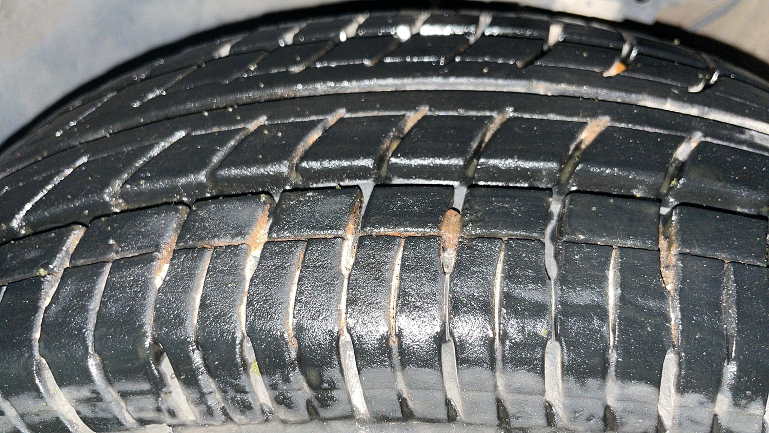 Used 2015 Volkswagen Polo Trendline 1.2L (P) Petrol Manual tyres LEFT FRONT TYRE TREAD VIEW