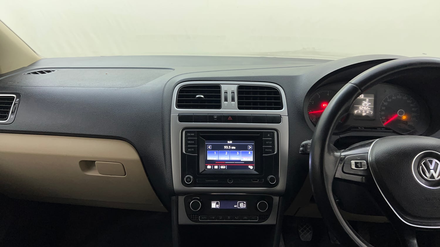 Used 2016 Volkswagen Polo Highline1.2L (P) Petrol Manual interior MUSIC SYSTEM & AC CONTROL VIEW