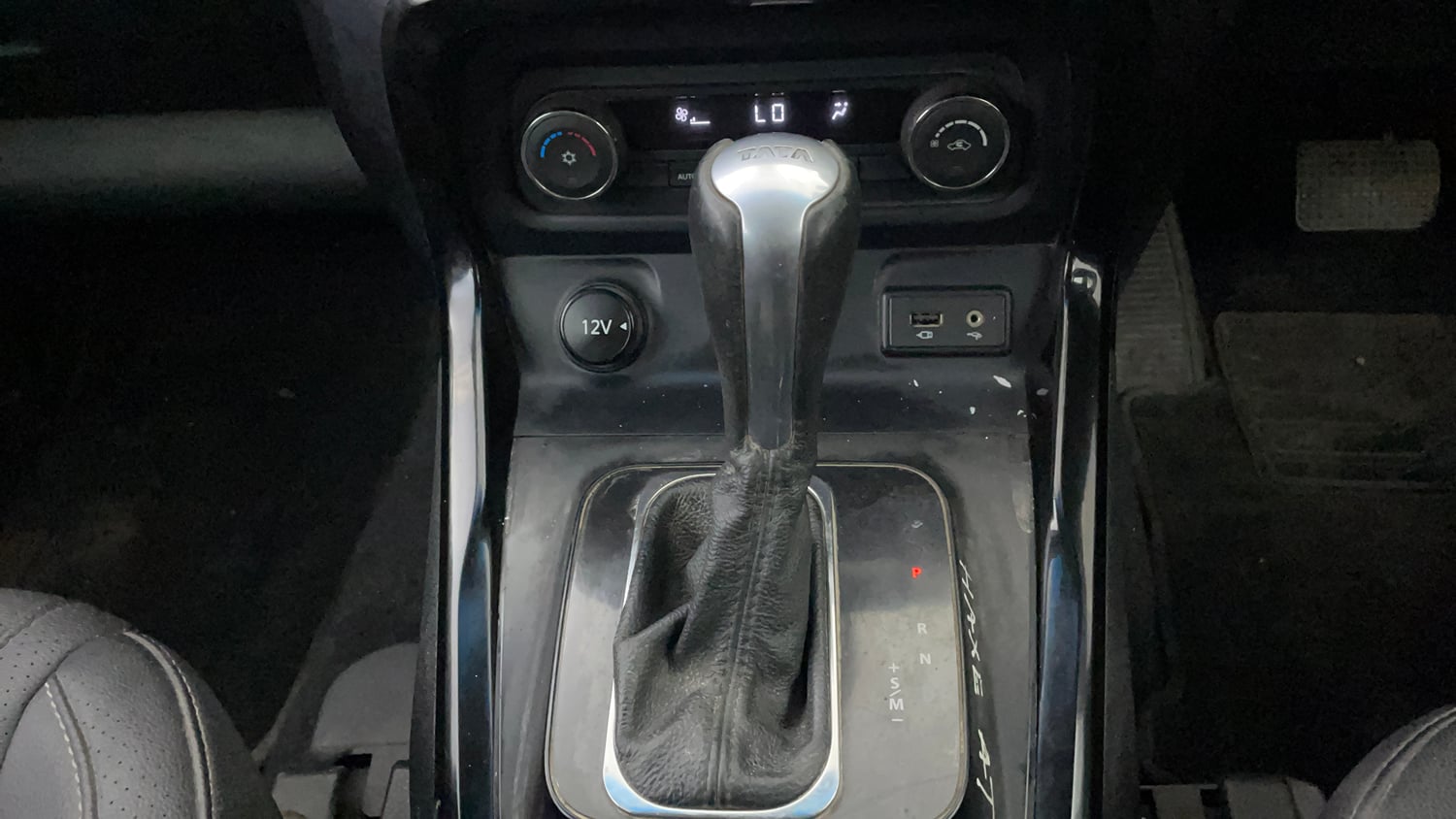 Used 2019 Tata Hexa XTA 4x2 6 STR Diesel Automatic interior GEAR  KNOB VIEW