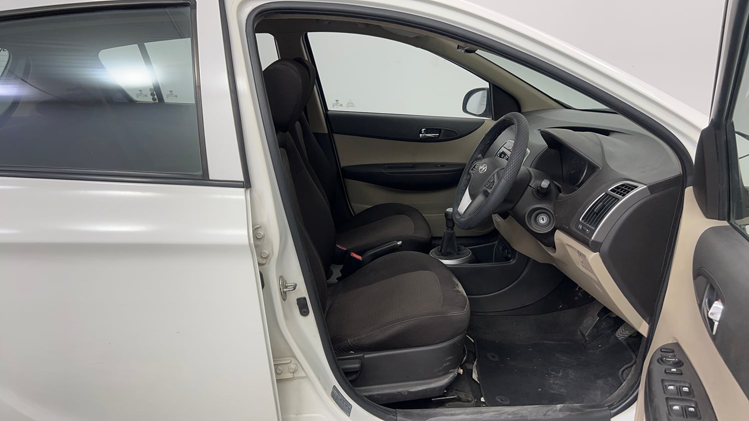 Used 2012 Hyundai i20 Sportz 1.2 Petrol Manual interior RIGHT SIDE FRONT DOOR CABIN VIEW