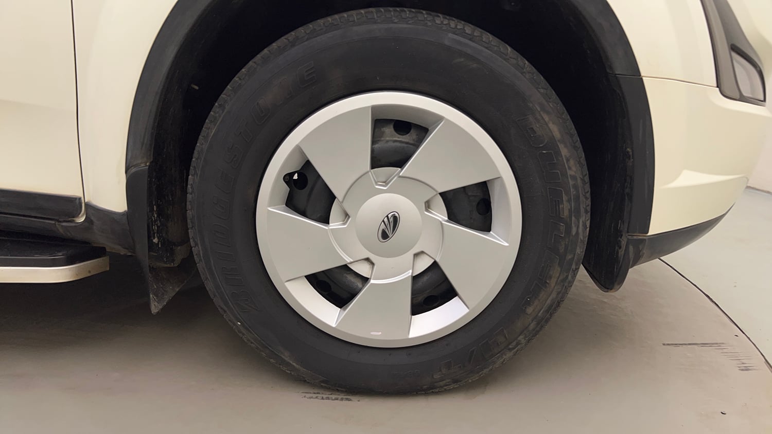 Used 2019 Mahindra XUV500 W7 Diesel Manual tyres RIGHT FRONT TYRE RIM VIEW