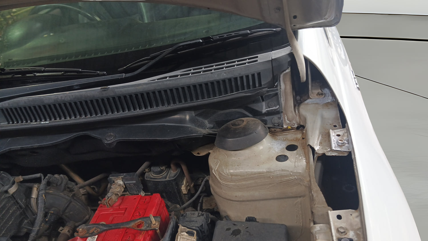 Used 2016 Maruti Suzuki Ciaz ZXi+ RS Petrol Manual engine ENGINE LEFT SIDE HINGE & APRON VIEW