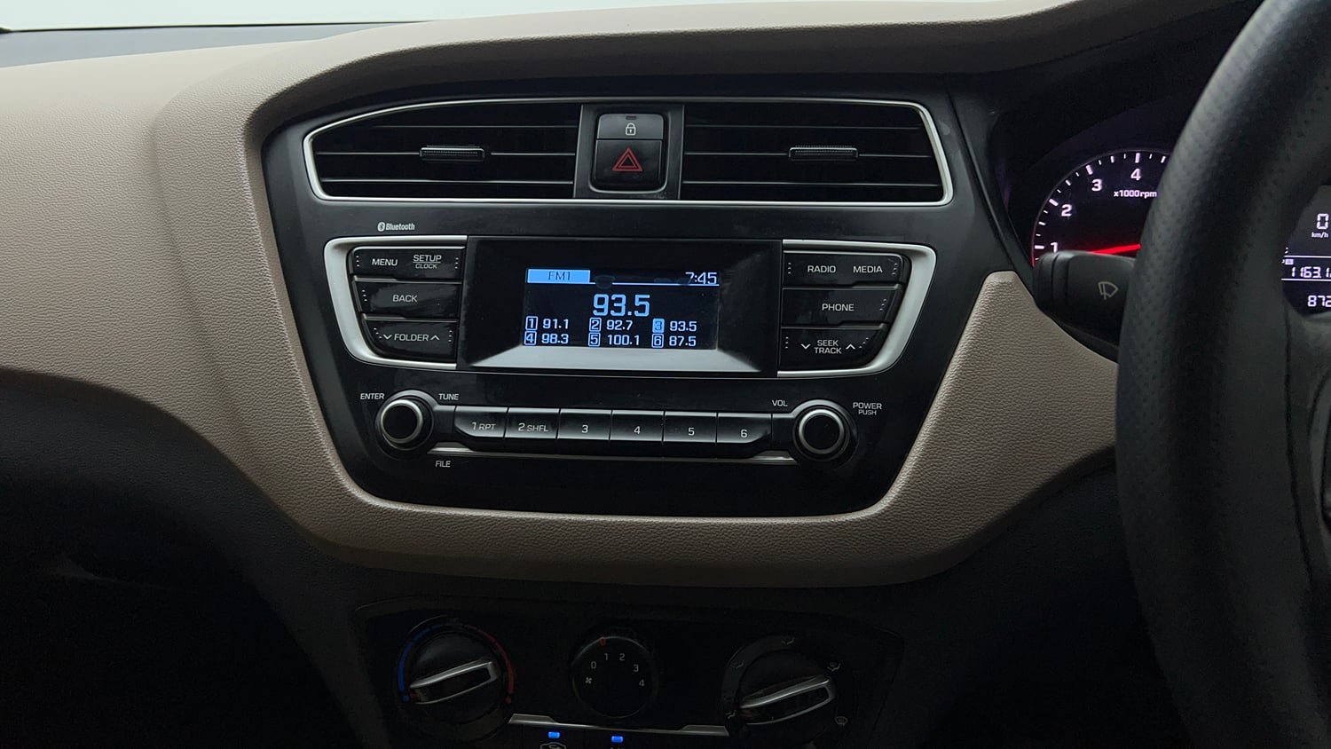 Used 2020 Hyundai Elite i20 Magna Plus 1.2 Petrol Manual top_features Integrated (in-dash) music system