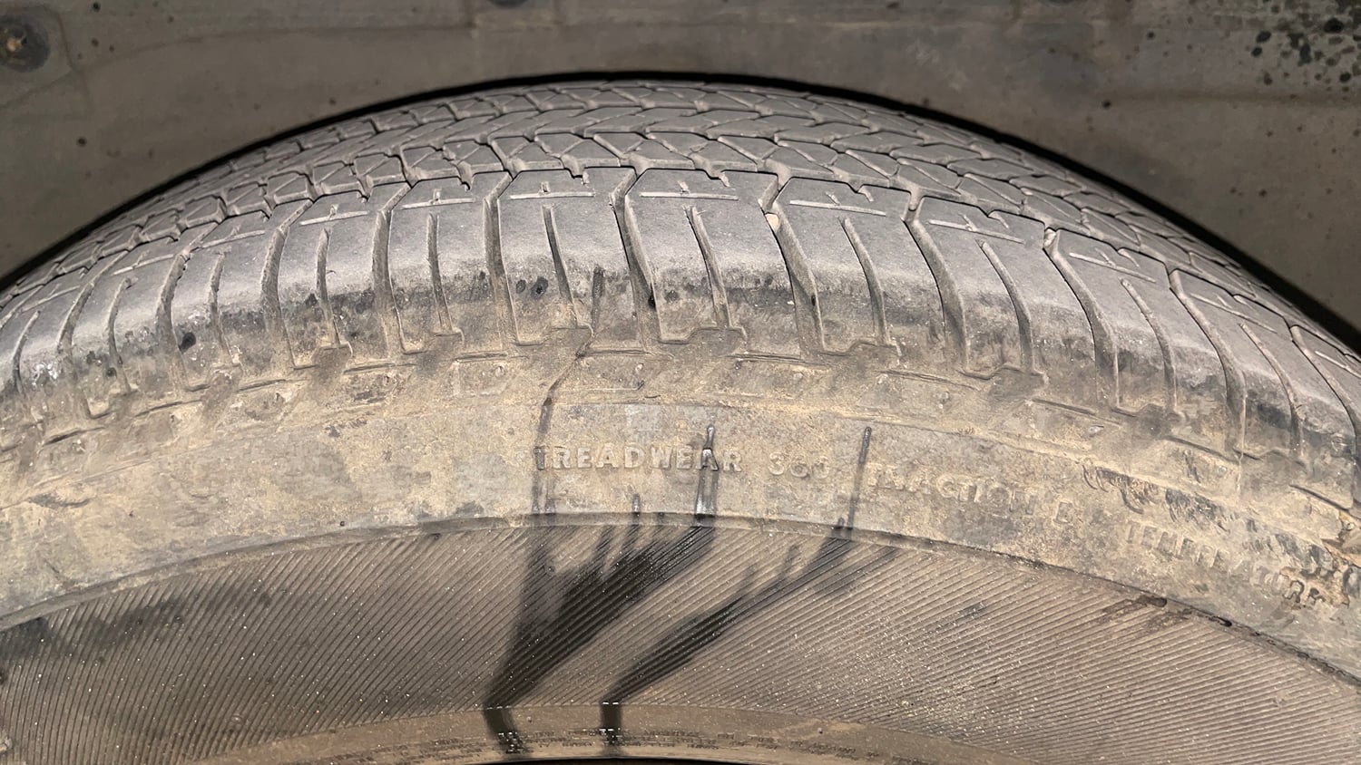Used 2019 Tata Hexa XTA 4x2 6 STR Diesel Automatic tyres LEFT REAR TYRE TREAD VIEW