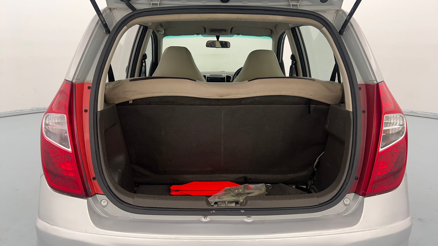Used 2014 Hyundai i10 Magna 1.1 iRDE2 Petrol Manual interior DICKY INSIDE VIEW