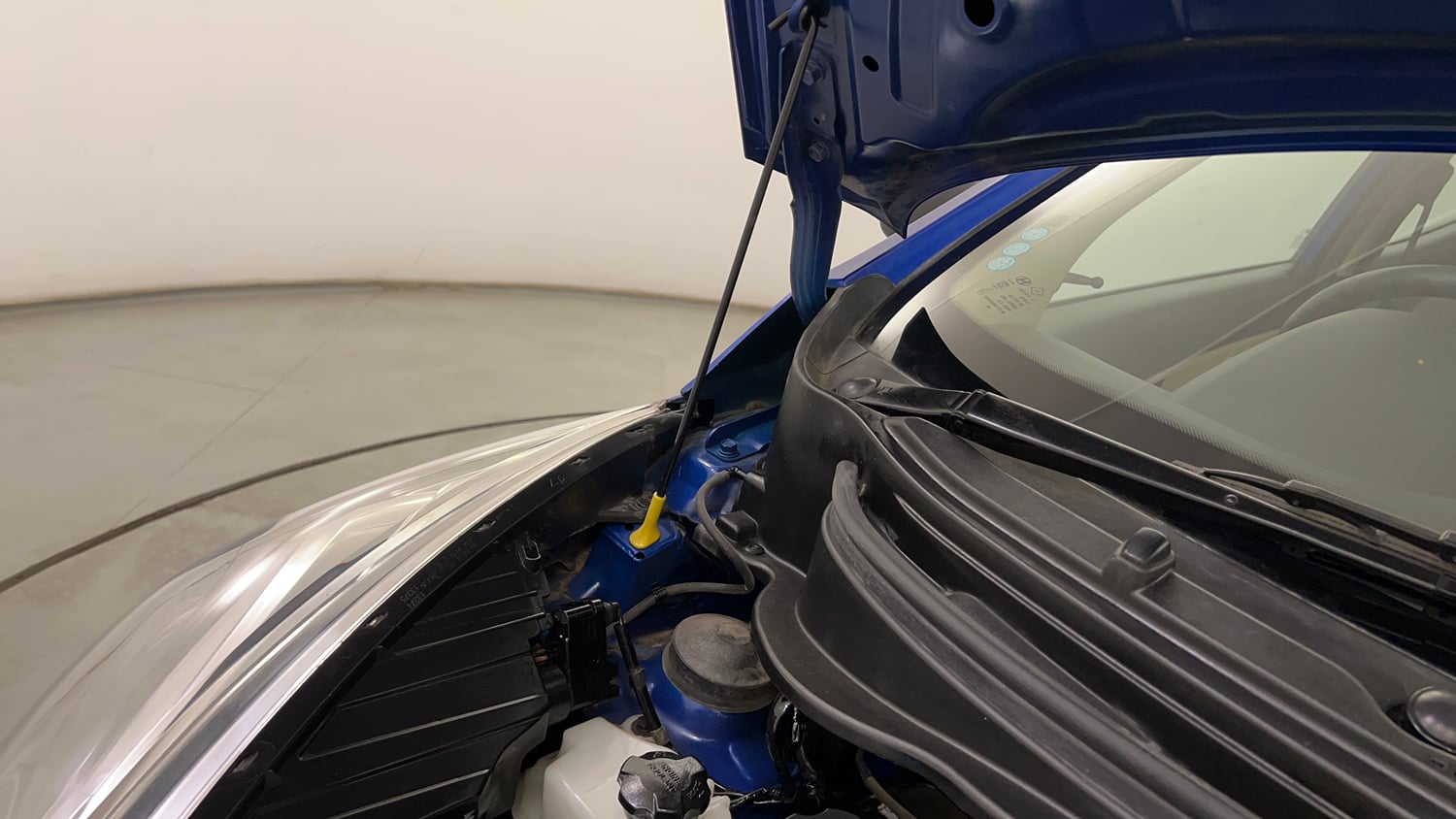 Used 2017 hyundai Eon Magna+ (O) Petrol Manual engine ENGINE RIGHT SIDE HINGE & APRON VIEW