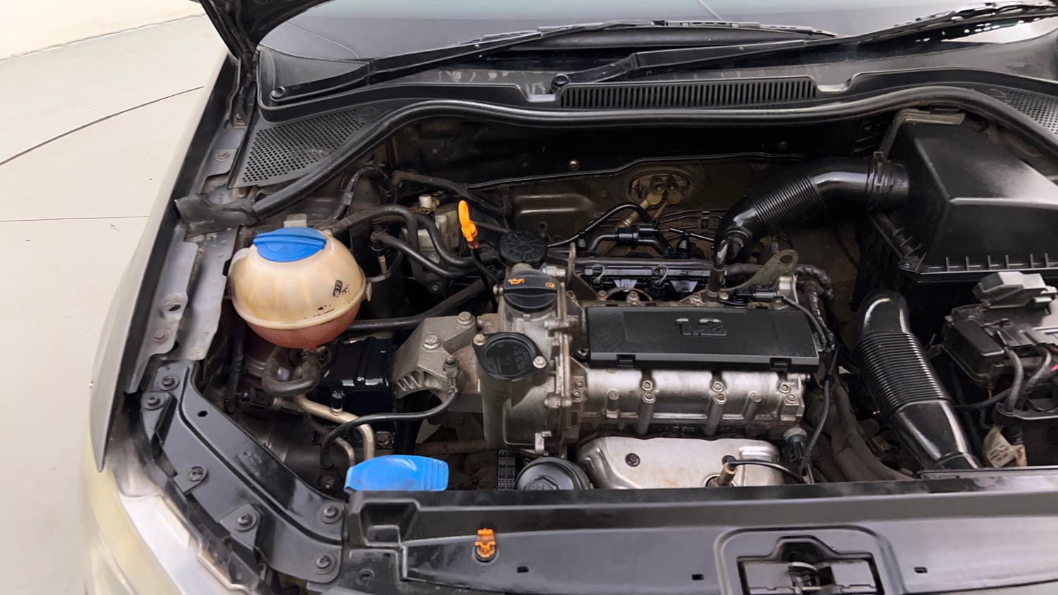 Used 2013 Volkswagen Polo Comfortline 1.2L (P) Petrol Manual engine ENGINE RIGHT SIDE HINGE & APRON VIEW