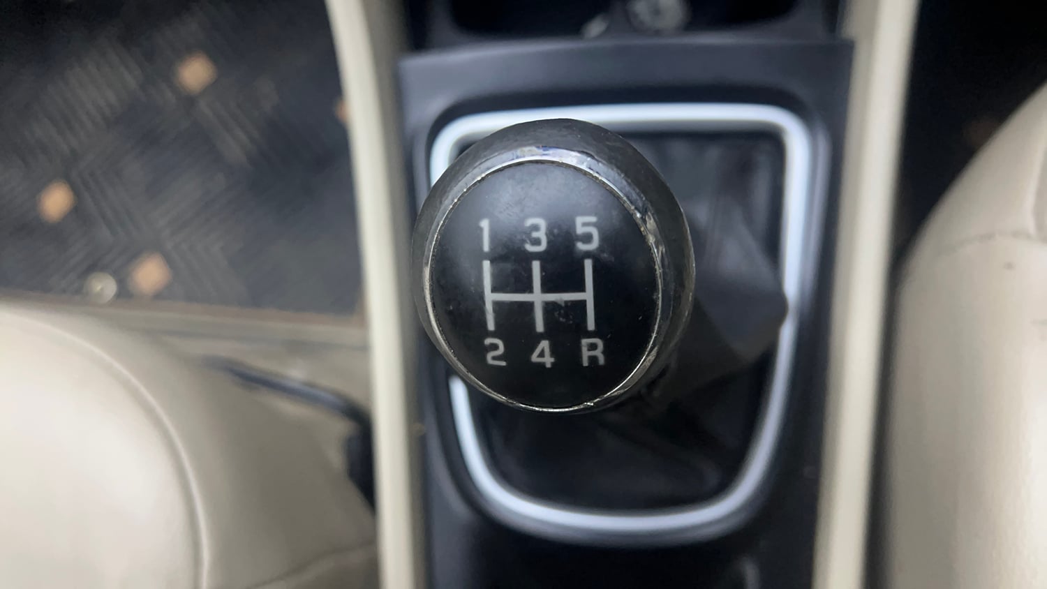 Used 2018 Maruti Suzuki Ciaz Alpha 1.4 MT Petrol Manual interior GEAR  KNOB VIEW