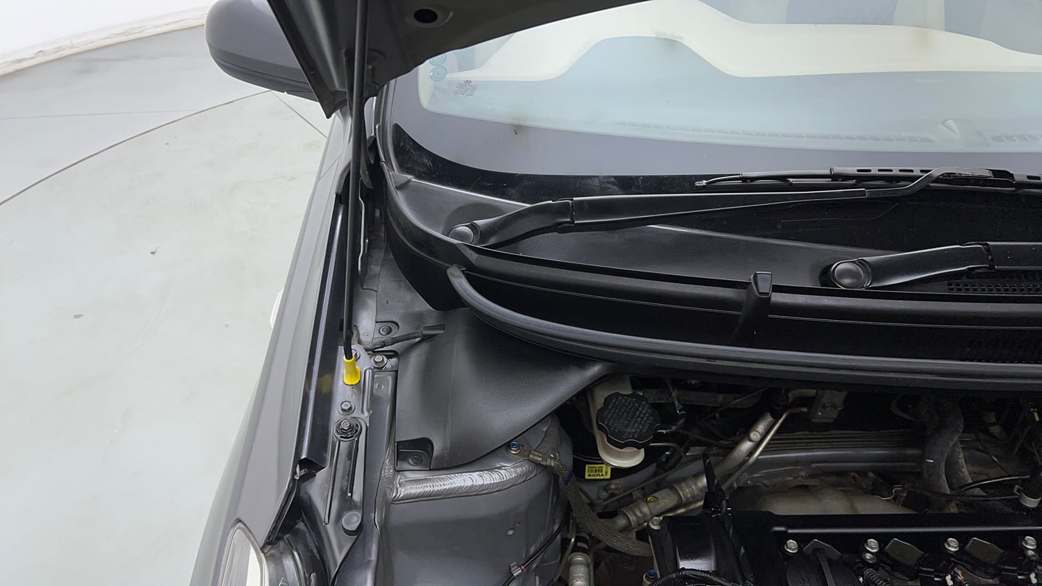 Used 2020 Hyundai Elite i20 Magna Plus 1.2 Petrol Manual engine ENGINE RIGHT SIDE HINGE & APRON VIEW