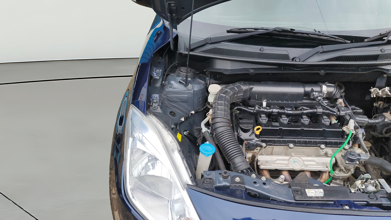 Used 2022 Maruti Suzuki Swift VXi Petrol Manual engine ENGINE RIGHT SIDE HINGE & APRON VIEW