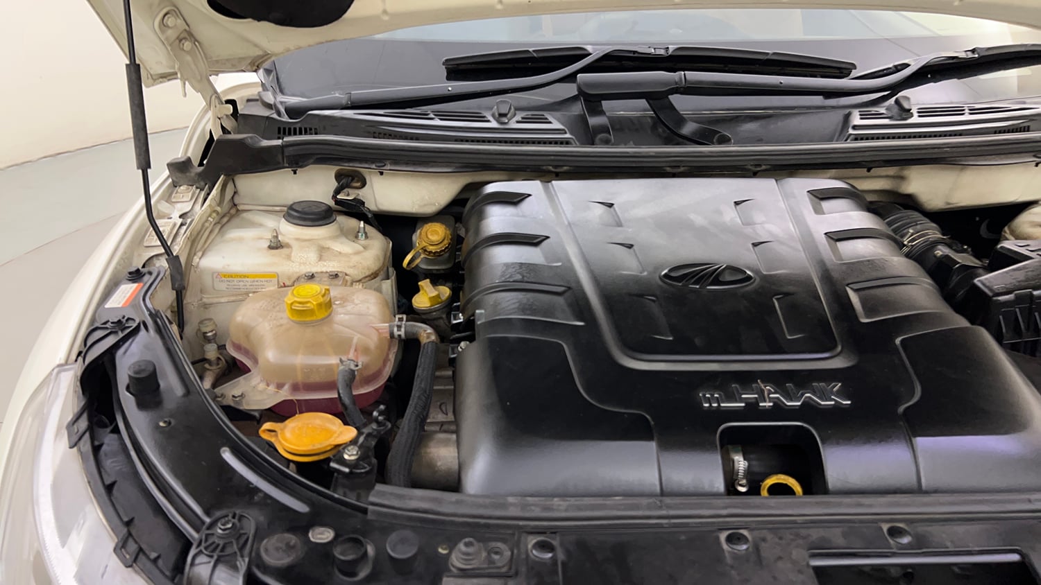Used 2019 Mahindra XUV500 W7 Diesel Manual engine ENGINE RIGHT SIDE HINGE & APRON VIEW