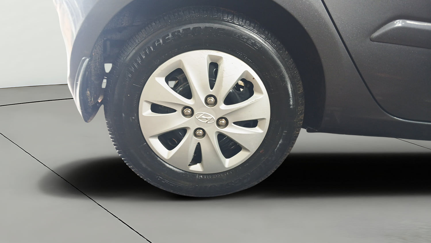 Used 2012 Hyundai i10 Sportz 1.2 Kappa2 Petrol Manual tyres RIGHT REAR TYRE RIM VIEW