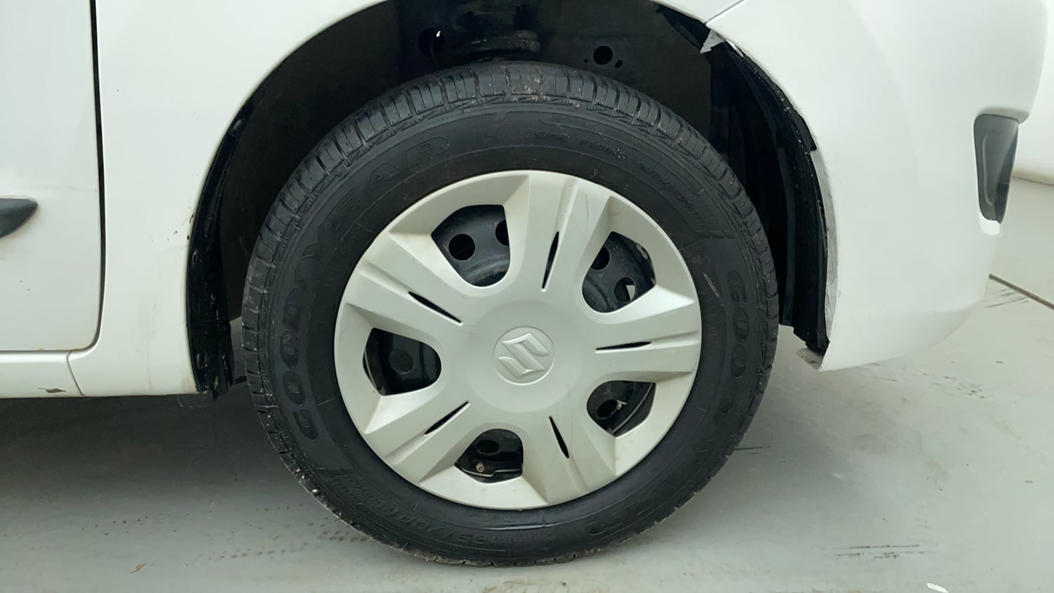Used 2015 Maruti Suzuki Wagon R VXI Petrol Manual tyres RIGHT FRONT TYRE RIM VIEW