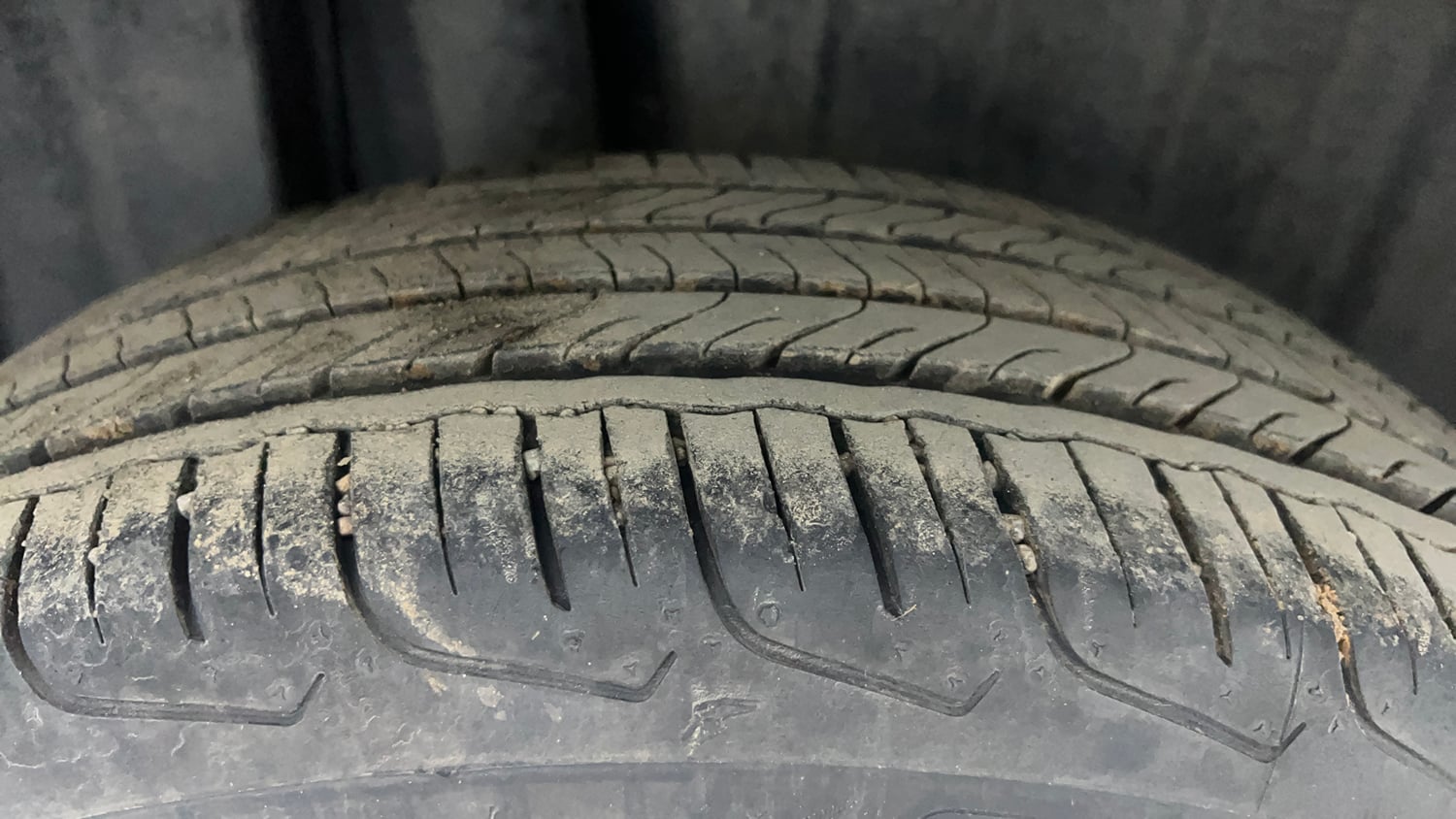 Used 2024 Maruti Suzuki Fronx Delta Plus 1.2L AGS Petrol Automatic tyres RIGHT REAR TYRE TREAD VIEW