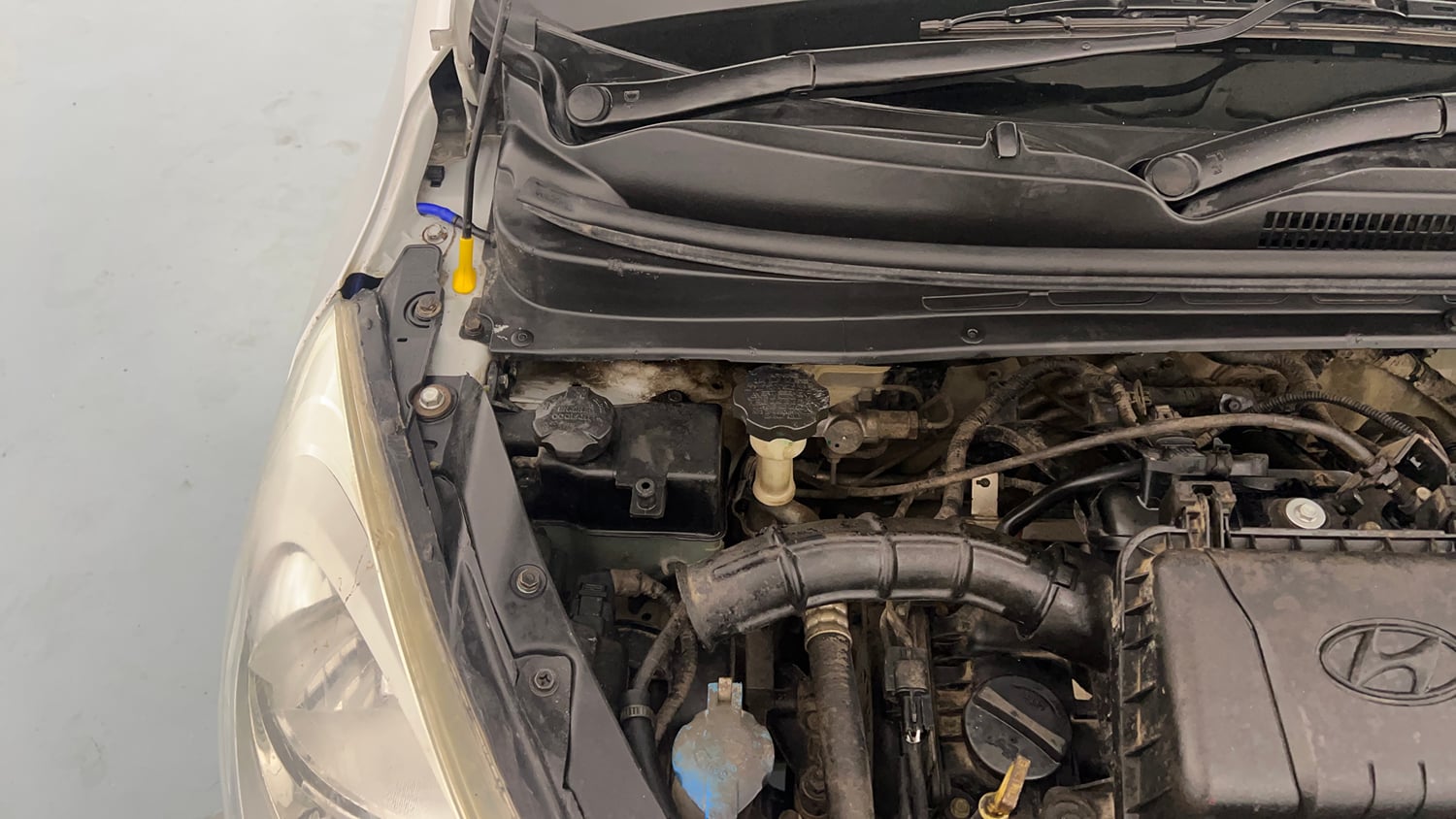 Used 2014 Hyundai i10 Magna 1.1 iRDE2 Petrol Manual engine ENGINE RIGHT SIDE HINGE & APRON VIEW