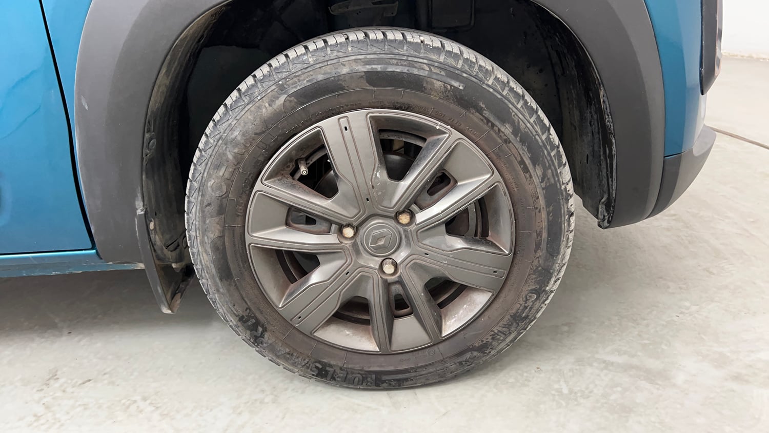 Used 2019 Renault Kwid CLIMBER 1.0 AMT Opt Petrol Automatic tyres RIGHT FRONT TYRE RIM VIEW