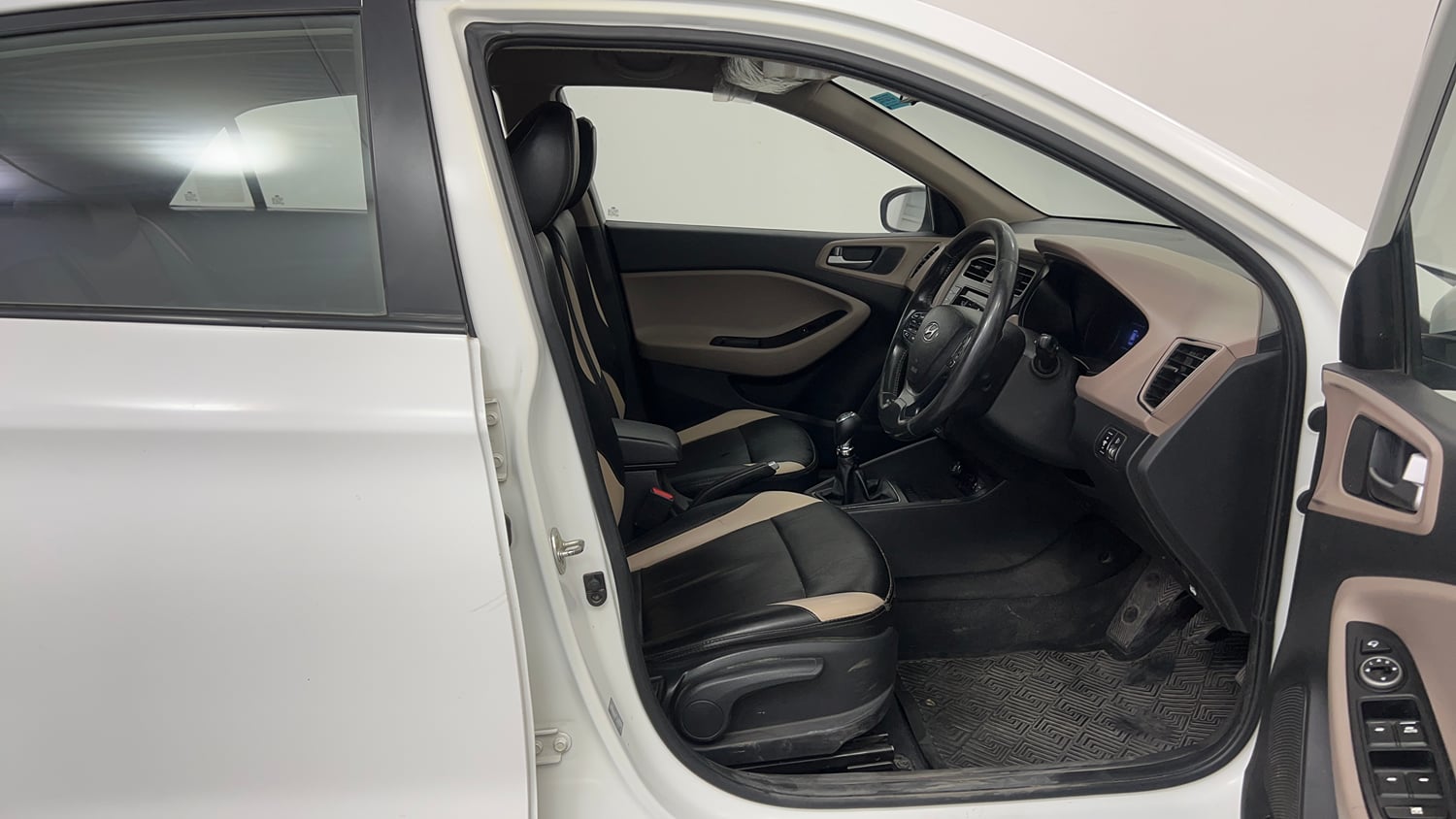 Used 2019 Hyundai Elite i20 Asta 1.2 (O) Petrol Manual interior RIGHT SIDE FRONT DOOR CABIN VIEW