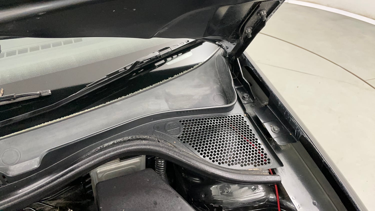 Used 2015 Volkswagen Polo Trendline 1.2L (P) Petrol Manual engine ENGINE LEFT SIDE HINGE & APRON VIEW
