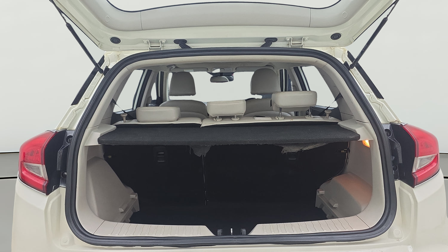 Used 2020 Mahindra XUV 300 W8 (O) 1.5 Diesel Diesel Manual interior DICKY INSIDE VIEW
