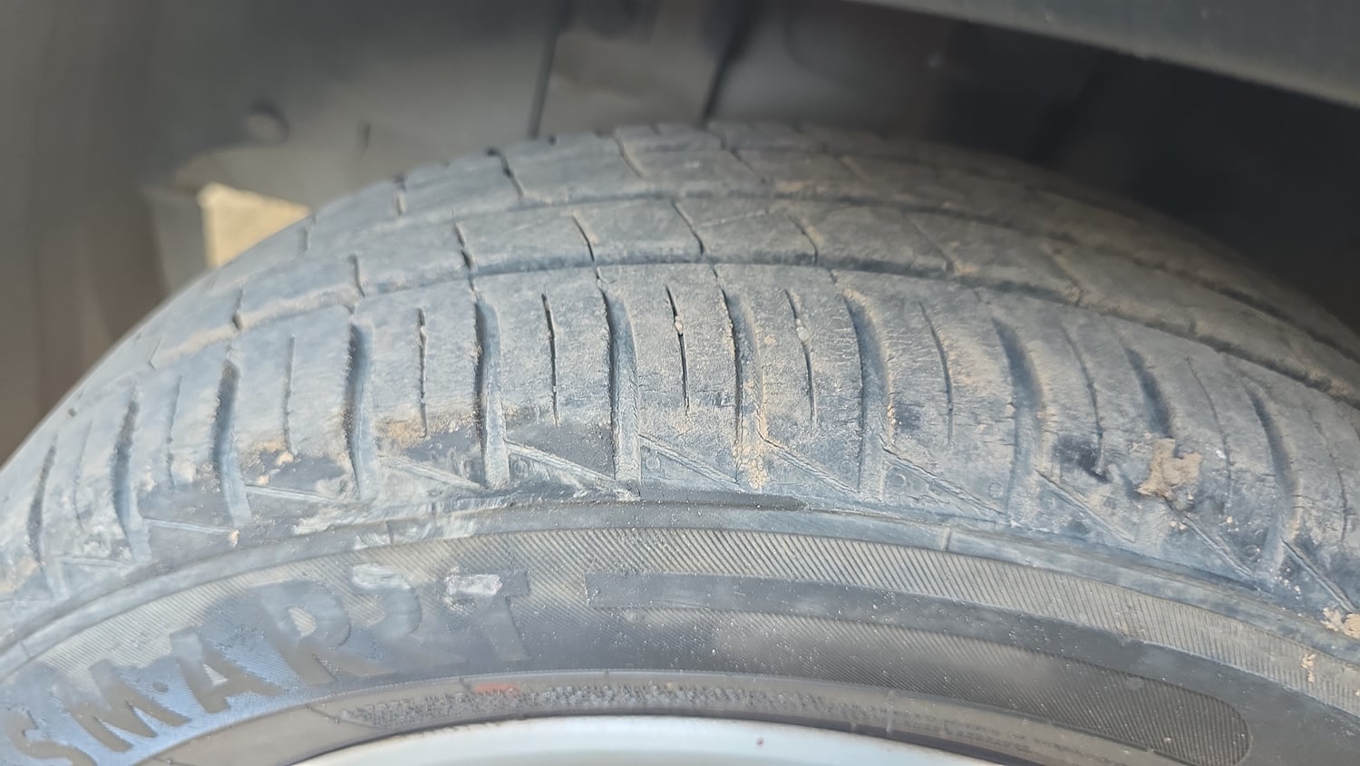 Used 2022 Renault Kwid RXL (O) 0.8 Petrol Manual tyres LEFT REAR TYRE TREAD VIEW