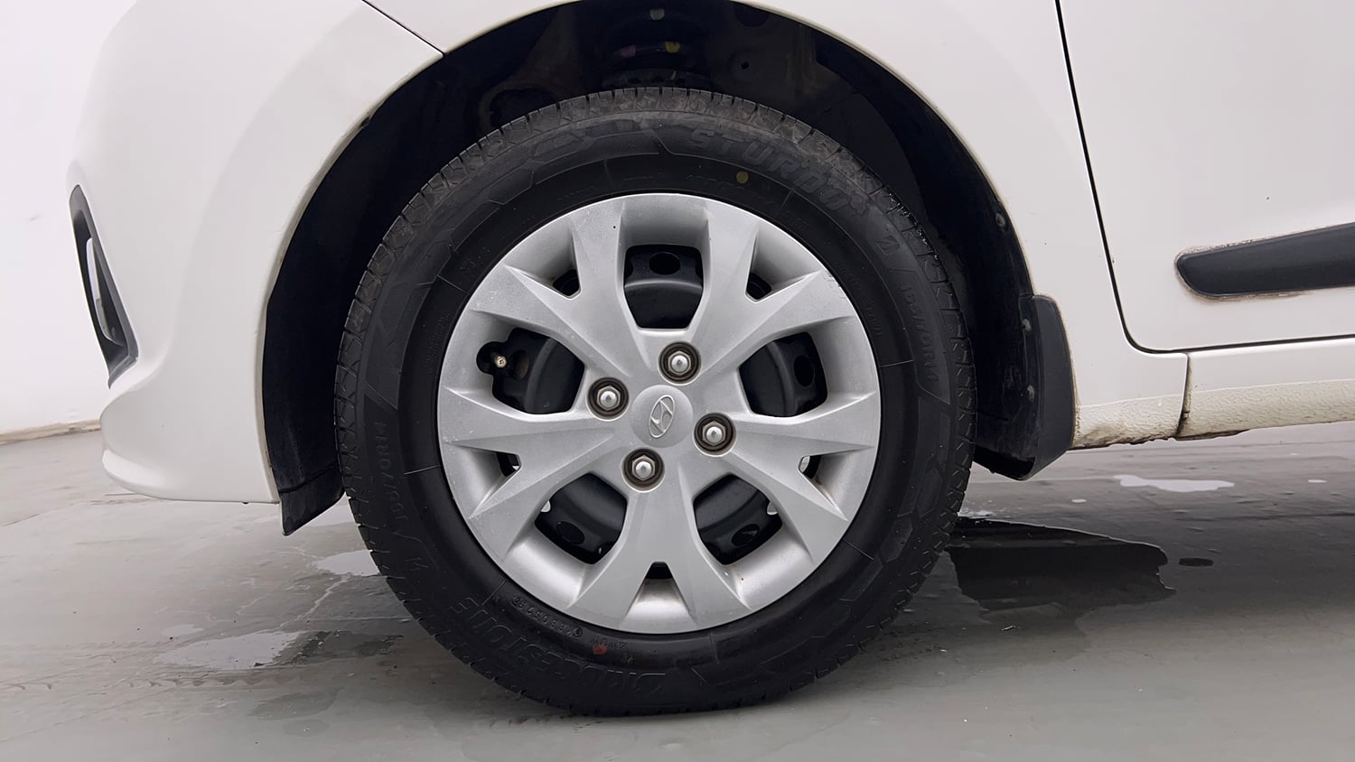 Used 2016 Hyundai Grand i10 Magna 1.2 Kappa VTVT Petrol Manual tyres LEFT FRONT TYRE RIM VIEW