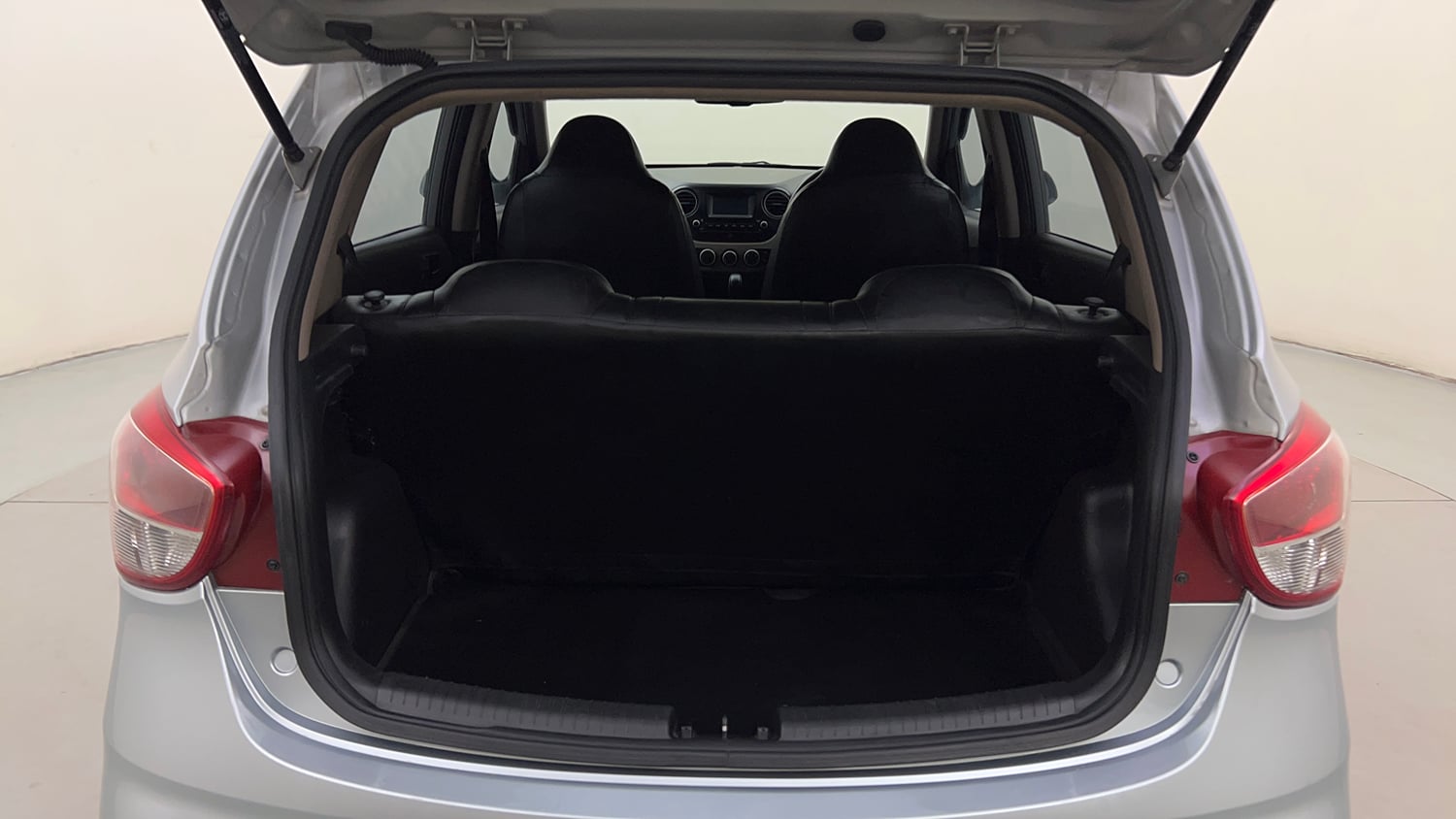 Used 2018 Hyundai Grand i10 Magna AT 1.2 Kappa VTVT Petrol Automatic interior DICKY INSIDE VIEW