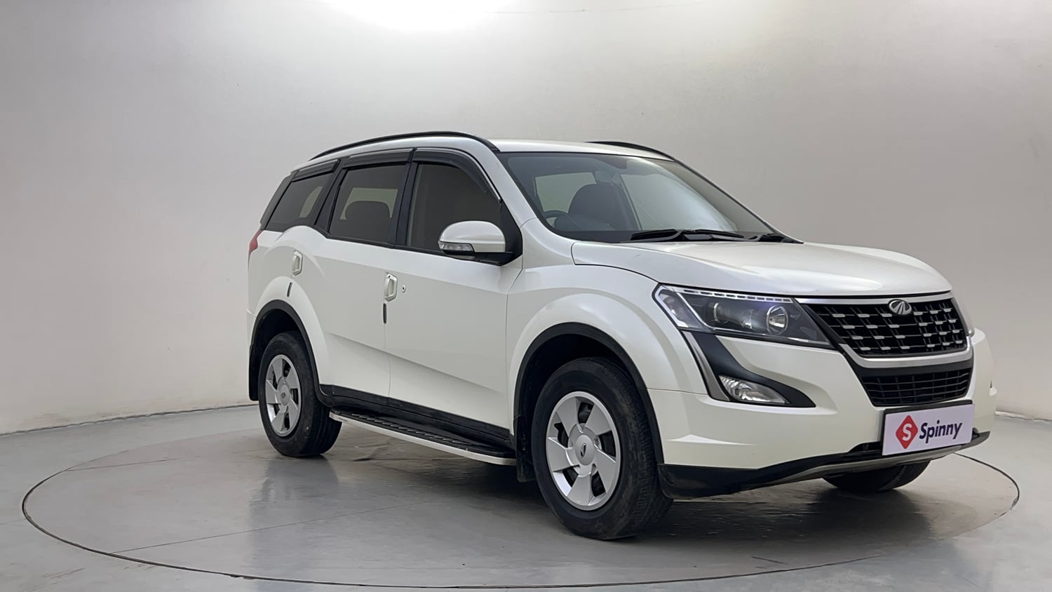 Used 2019 Mahindra XUV500 W7 Diesel Manual exterior RIGHT FRONT CORNER VIEW
